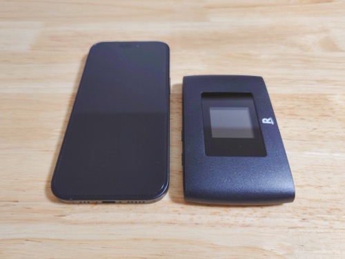ポケット2CとiPhone15を並べてサイズを比較